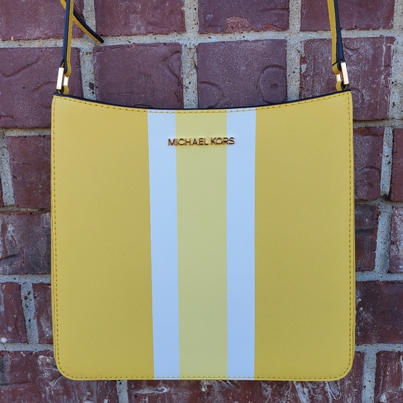 Michael Kors Handbags - Micharl Kors Crossbody